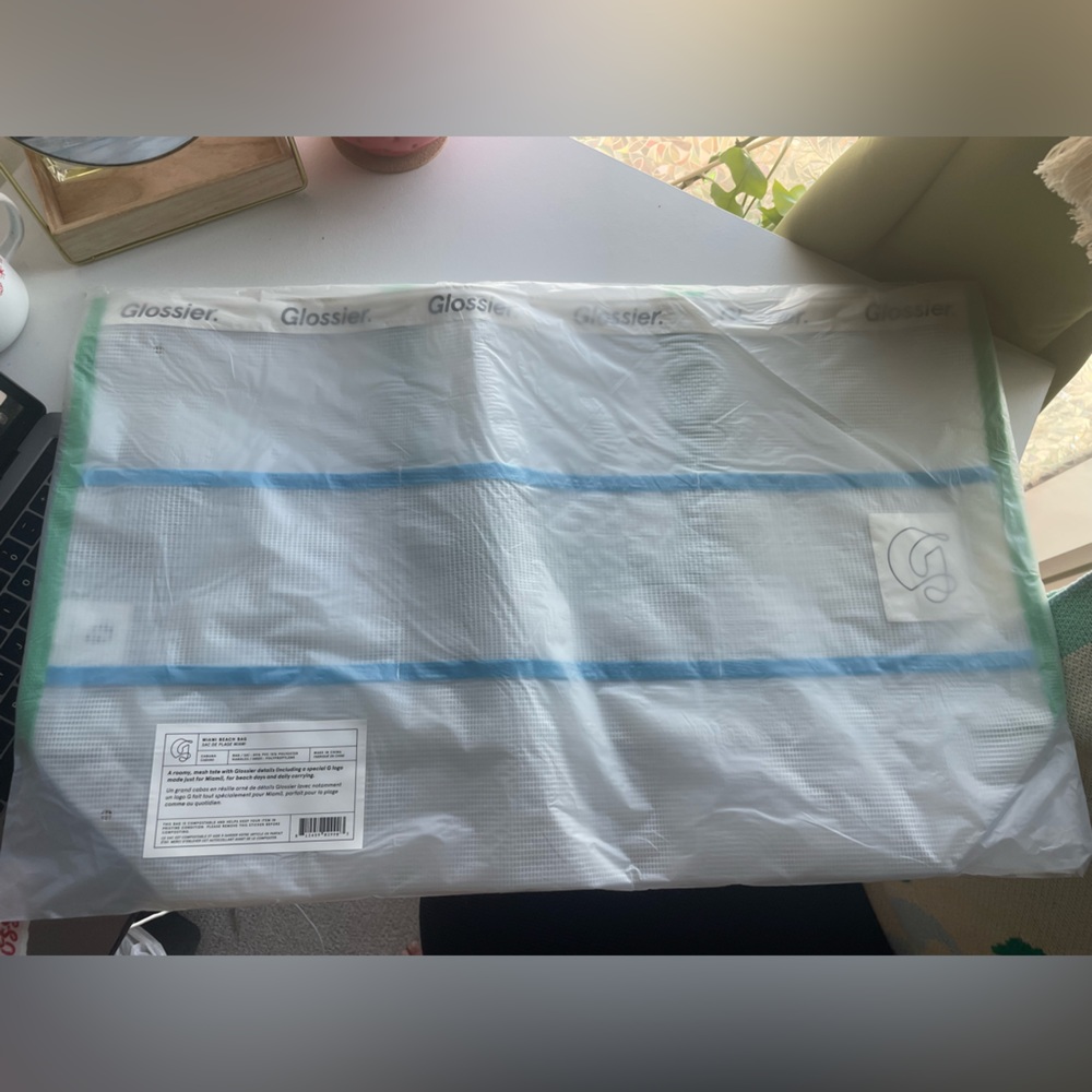 NWOT BNIB Glossier Exclusive Miami Beach Bag